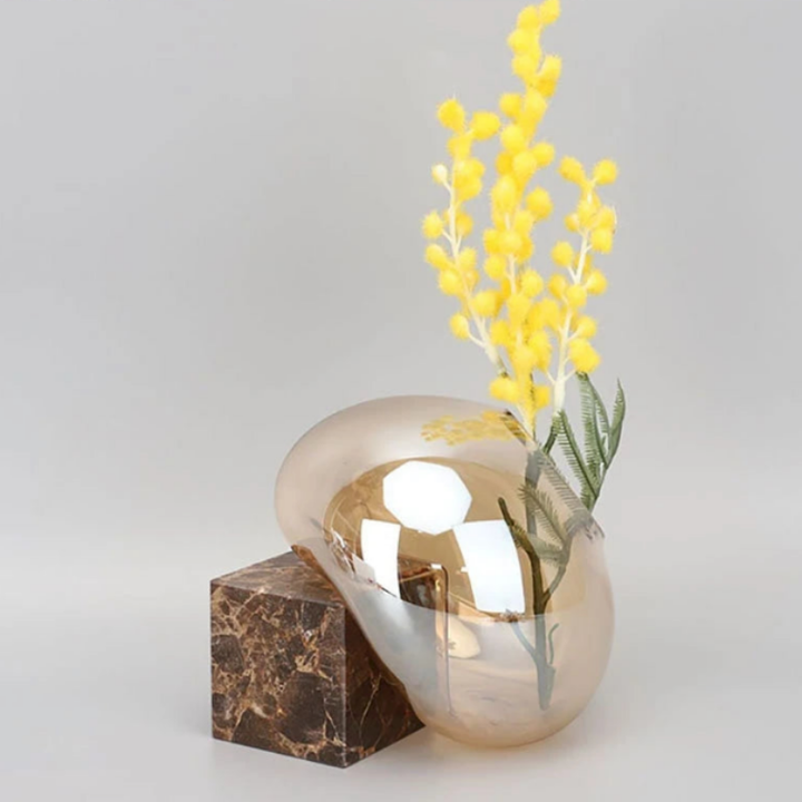 Petit Vase en Verre Ambre Moderne | Base en Marbre Élégante