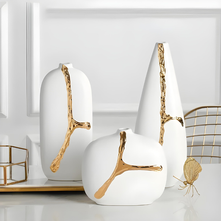 Vase Décoratif Blanc en Céramique | Design Nordique & Détail Doré Sculptural