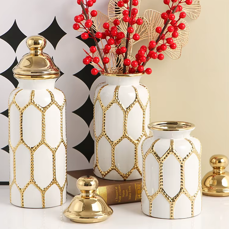 Vase Blanc Prestige | Céramique Élégante et Finition Or Raffinée