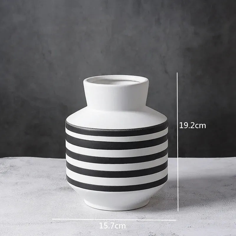 Grand Vase Décoratif Noir et Blanc à Rayures | Design Scandinave Minimaliste - Maison Vase