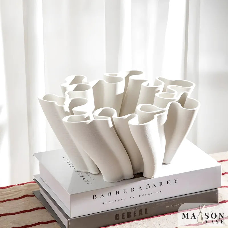 Vase Céramique Décoratif Sculpté à la Main | Design Tourbillon Blanc - Maison Vase