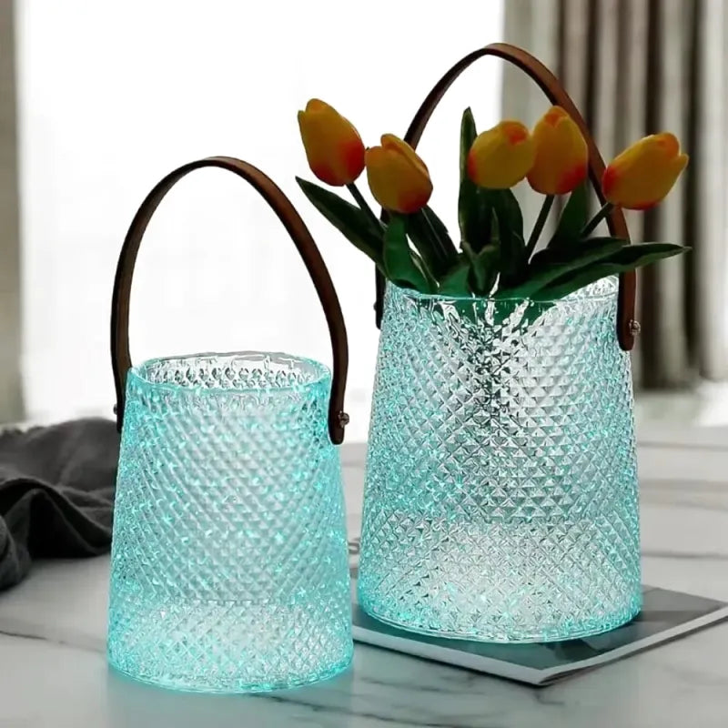 Vase en Verre Bleu Lumineux | Design Scandinave et Décoratif - Maison Vase